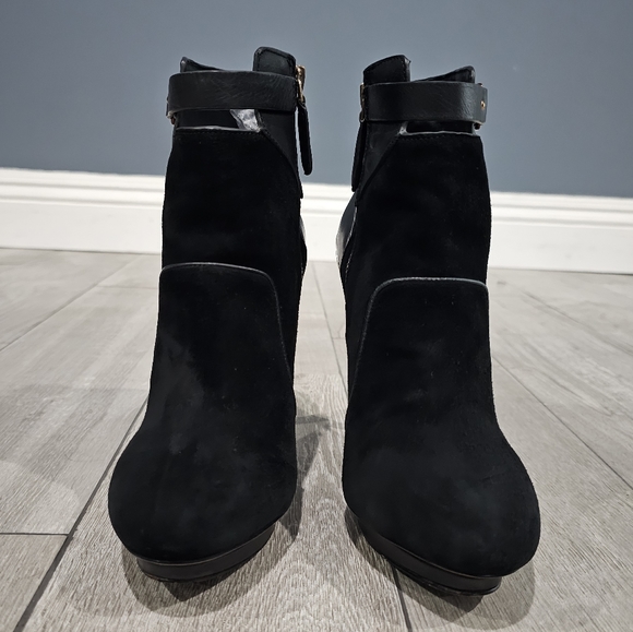 BCBGMAXAZRIA Leather Suede Gold Metal Heel Stem Stiletto Ankle Boots Black 8B - Picture 3 of 11